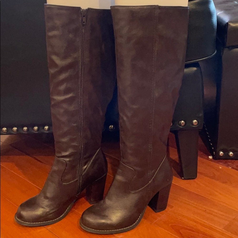 🟡 Brown Boots